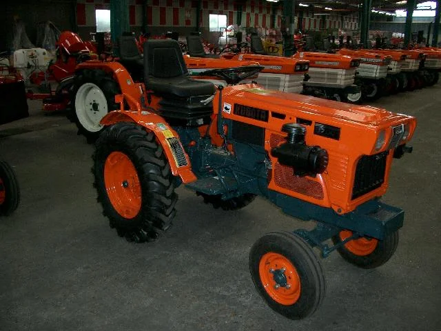 1-2-1.webp Kubota B7001 – Image 1