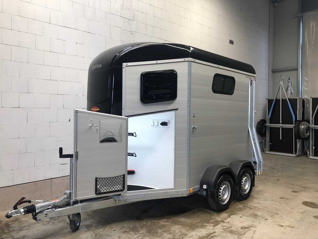 BOECKMANN-Portax-Esprit-silv-bl-SK-Pferdeanhanger-Germany_16234_1137384679905.jpg Remorque Van Chevaux Böckmann Portax silver + black avec sellerie – Image 1