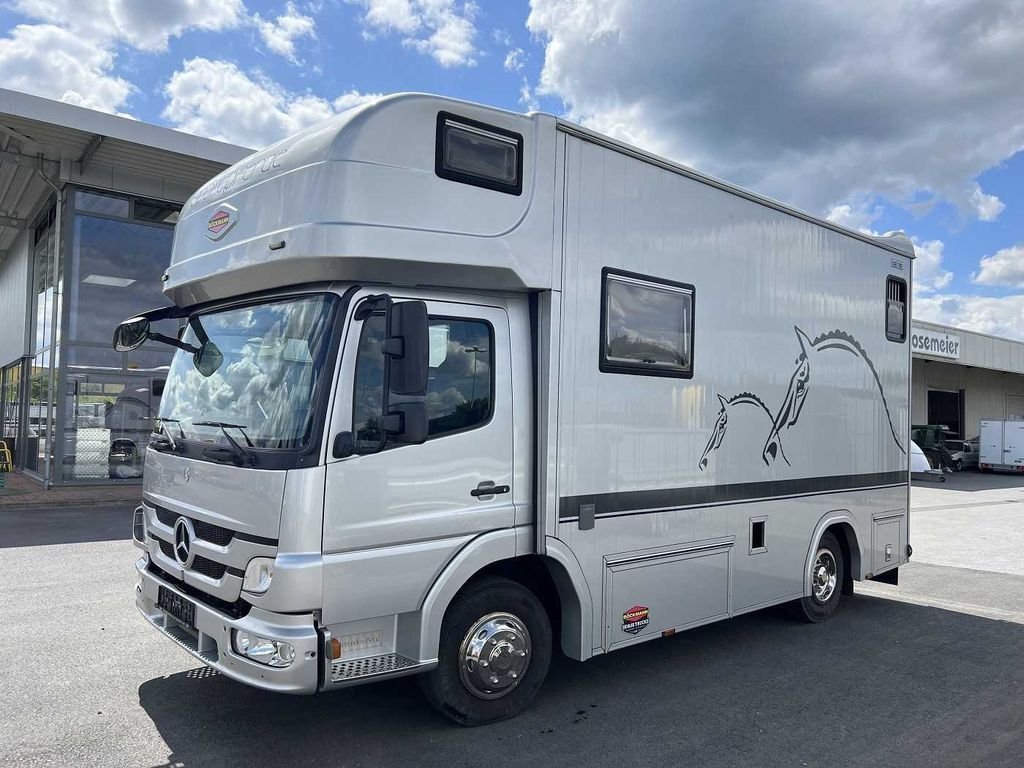 C-2-1.jpg Camion chevaux Mercedes-Benz 3 chevaux 2022 – Automatique – 9,5T – Espace de vie – 30 817 km – Image 1