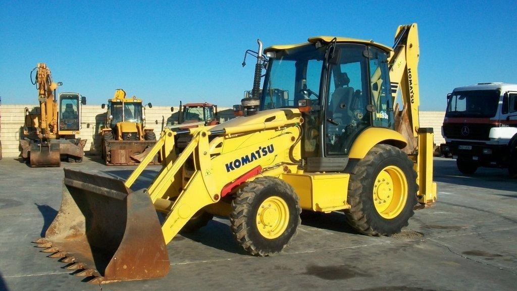 Y4-1.jpg Gebrauchter Baggerlader Komatsu WB93R-5E0 (2006) – 8 t – Motor 74 kW – Image 1