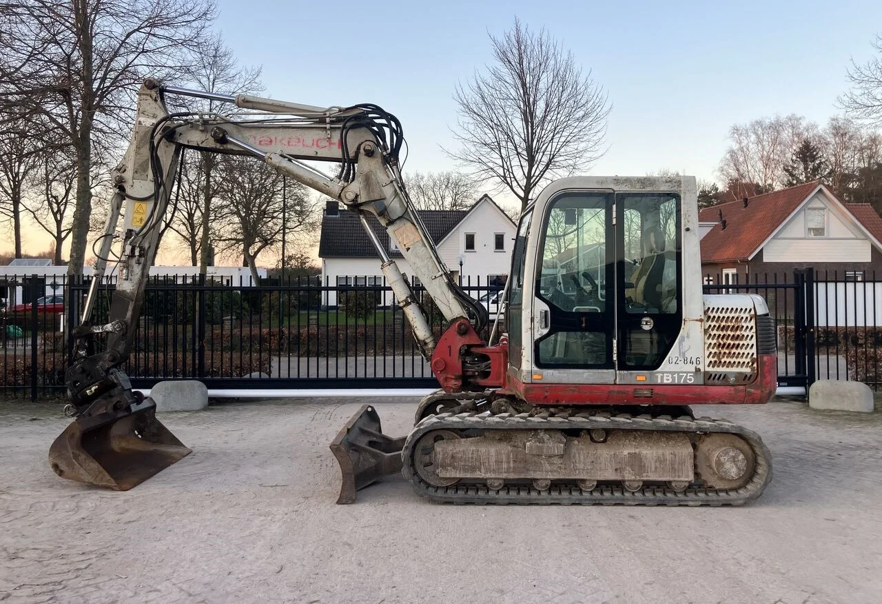 b12.webp TAKEUCHI TB175, 2006 + 3 GODETS – Image 1