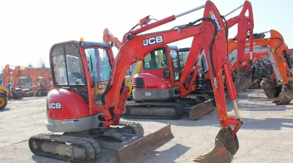 j1-1.webp JCB 8085, 2,6T + 3 GODETS – Image 1