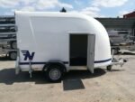 Fourgon en Polyester Niewiadów avec Porte Latérale et Rampe de Chargement – Image 2